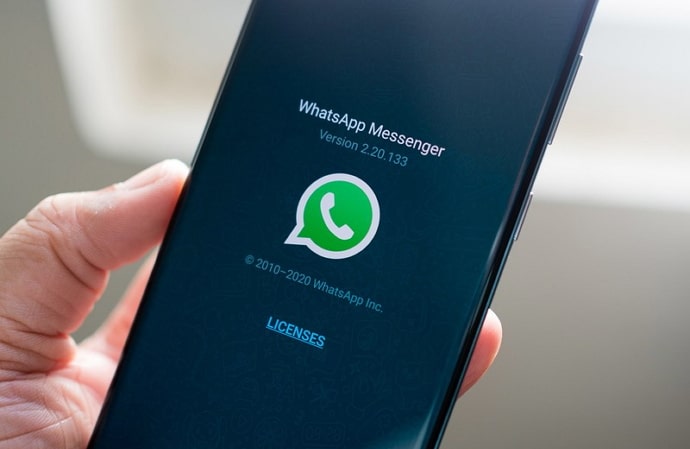 appear offline on whatsapp while online