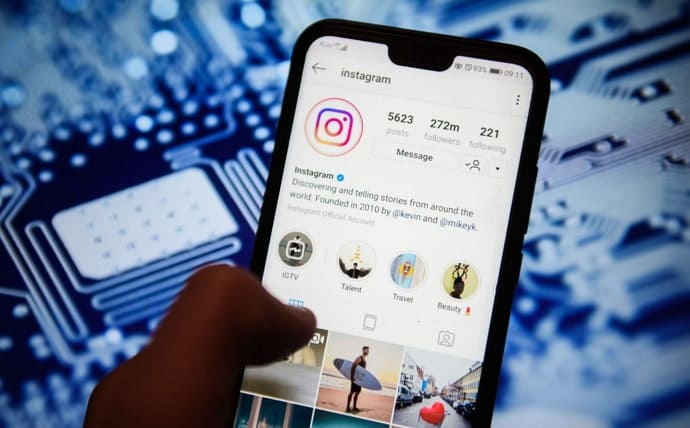 are instagram users notified when you half open their story